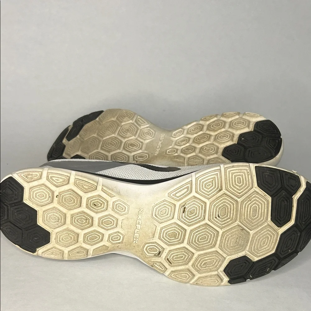 Nike Women's White and Black Athletic Shoes - Picture 5 of 8